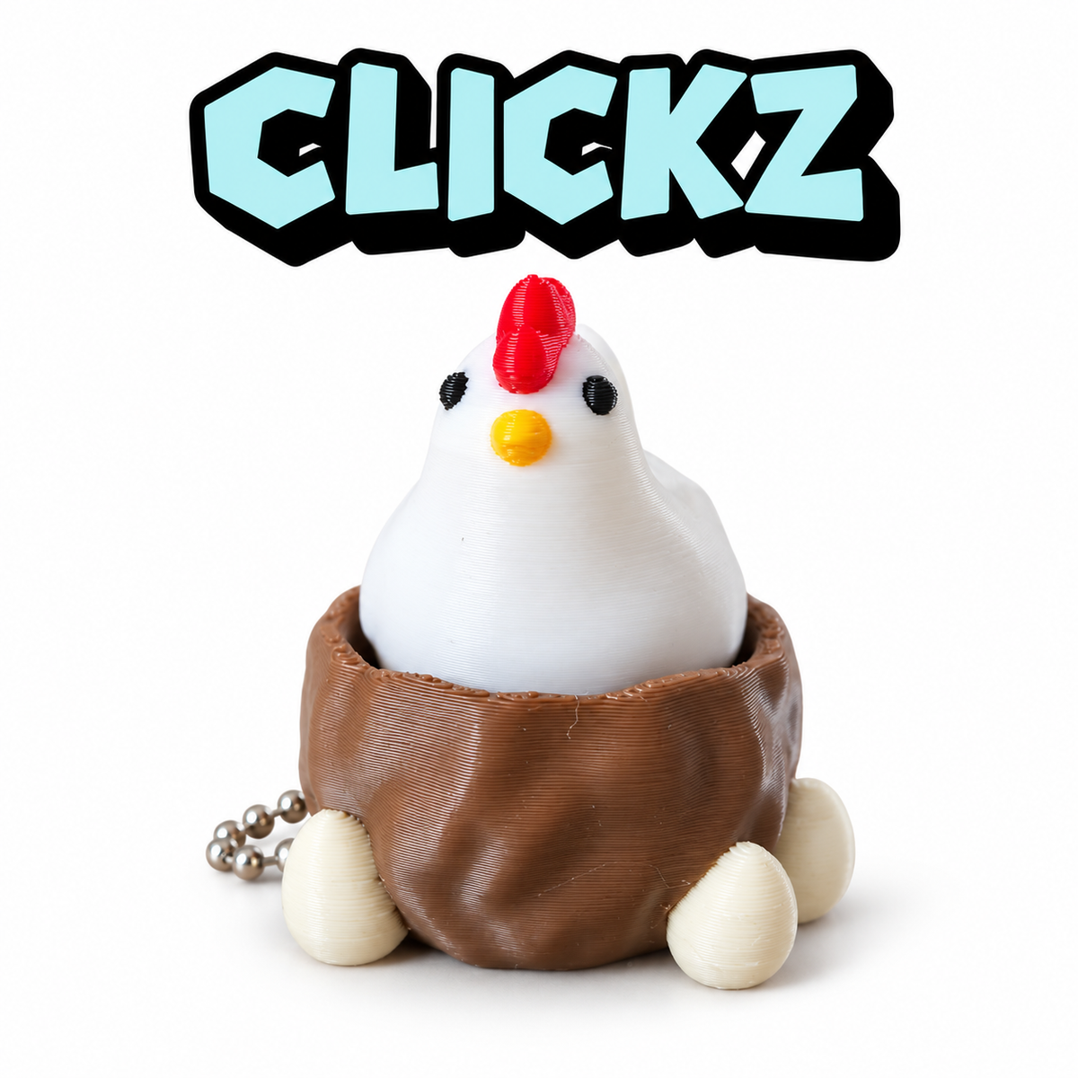 Clickz witte kip van voren, met rode kam en gele snavel, in een bruin nest met eitjes en een balletjesketting.