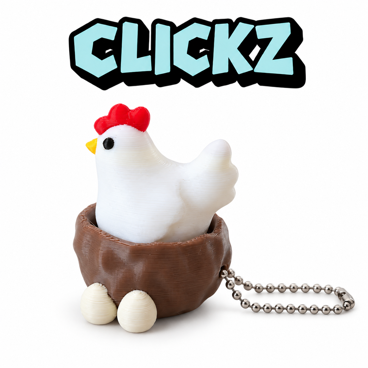 Clickz witte kip van opzij, met rode kam en gele snavel, in een bruin nest met eitjes en een balletjesketting.