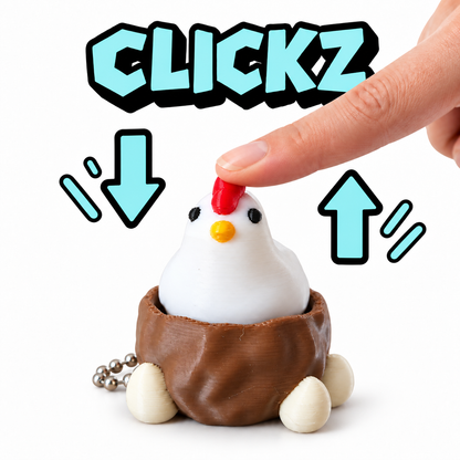 "Vinger drukt op de rode kam van een witte Clickz kip in een bruin nest; pijlen tonen de op-en-neergaande beweging."
