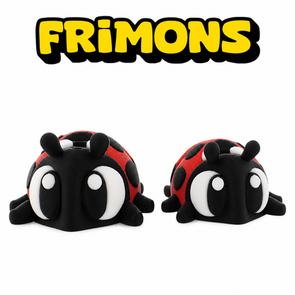 Lieke en Lola uit Frimonia samen in vooraanzicht, twee rood-zwarte Frimons met grote ogen.