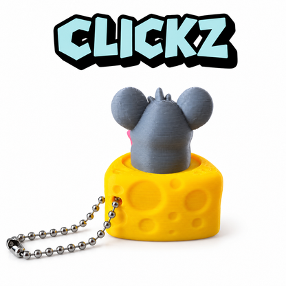 "Clickz grijze muis van achteren in een geel stuk gatenkaas, met een zilverkleurige balletjesketting."