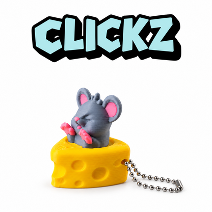 alClickz grijze muis met roze oren en pootjes in een geel stuk kaas, schuin van opzij, met een balletjesketting."