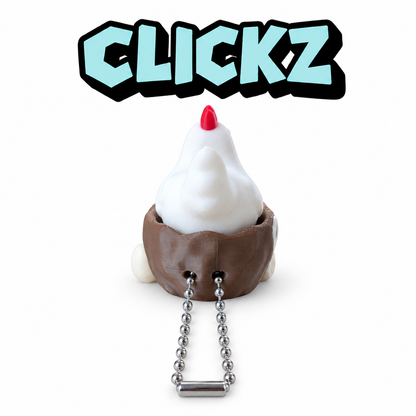 Clickz witte kip van achteren in een bruin nest, met een rode kam en een zilverkleurige balletjesketting.