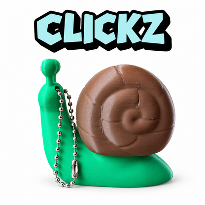 alt="Clickz groene slak in zijaanzicht, met een bruin spiraalhuis en een zilverkleurige balletjesketting."
