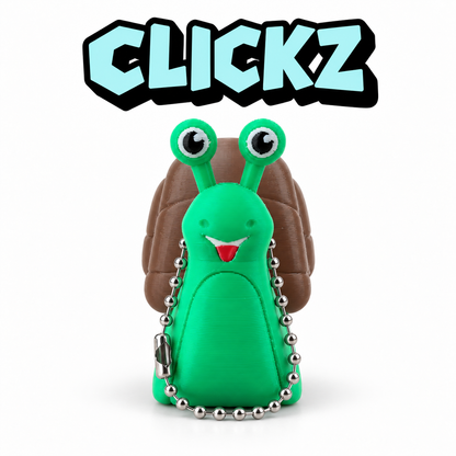 alt="Clickz groene slak van voren, met grote ogen op steeltjes, een glimlach, een bruin huis en een balletjesketting."