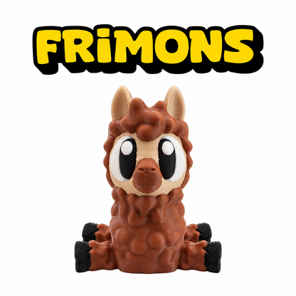 Roodbruine Frimons-alpaca zittend van voren, met zwarte hoefjes.