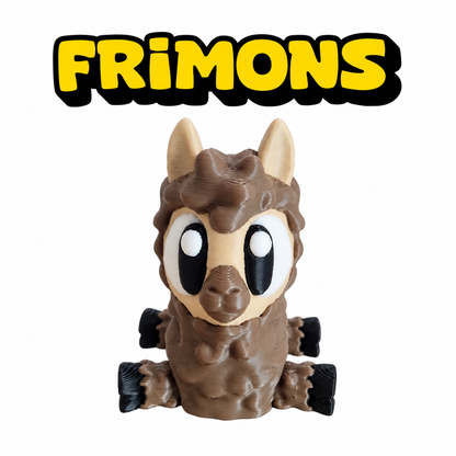 Bruine Frimons-alpaca zittend van voren, met lichte snuit en zwarte hoefjes.